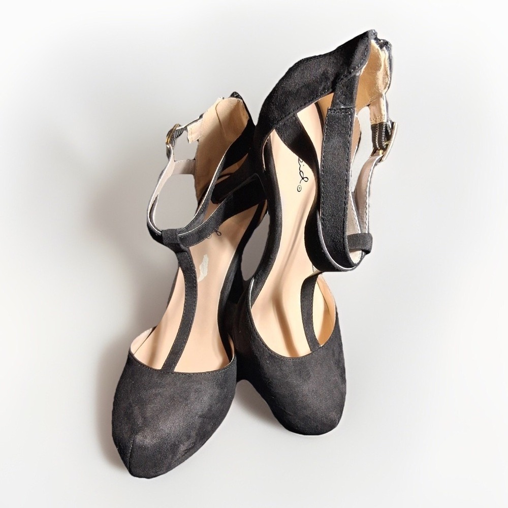 Qupid Black Faux Suede T-Strap Platform Pumps Heels Womens Size 7 Round‎ Toe Zip